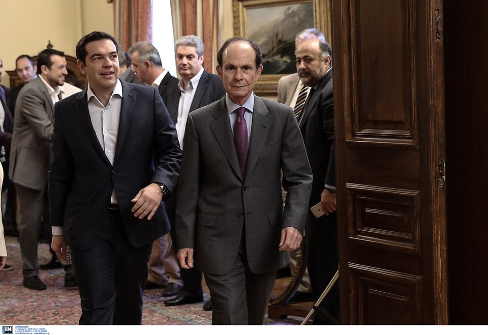 Ο Αλέξης Τσίπρας, το 2015, συνοδευόμενος από τον τότε γ.γ. της Προεδρίας, πρέσβη Γιώργο Γεννηματά, προσέρχεται στο Συμβούλιο Πολιτικών Αρχηγών / Φωτογραφία: Intimenews/ΛΙΑΚΟΣ ΓΙΑΝΝΗΣ