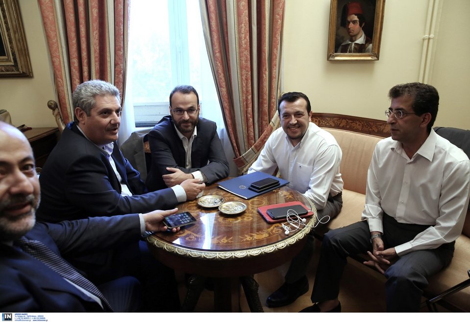 Οι συνεργάτες των πολιτικών αρχηγών σε διπλανή αίθουσα Από αριστερά Δημ. Τσιόδρας (Στ. Θεοδωράκης), Ν. Παππάς (Αλ. Τσίπρας), Γ. Γκιόκας και Μ. Παπαδόπουλος (Κουτσούμπας) Δημ. Καρύδης (Φ. Γεννηματά)-Φωτογραφία: Intimenews/ΛΙΑΚΟΣ ΓΙΑΝΝΗΣ