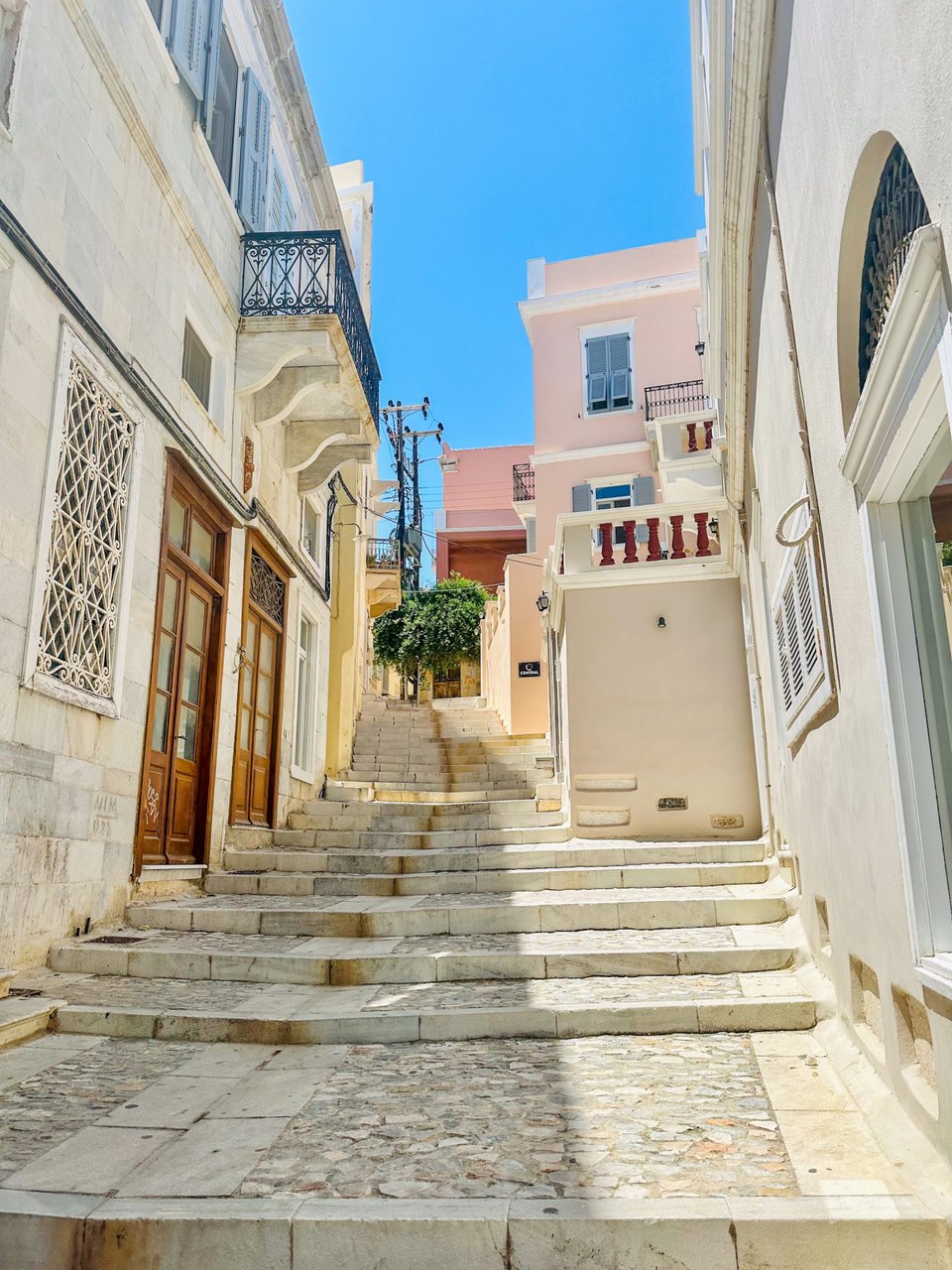 Ανω πόλη Συρου / shutterstock