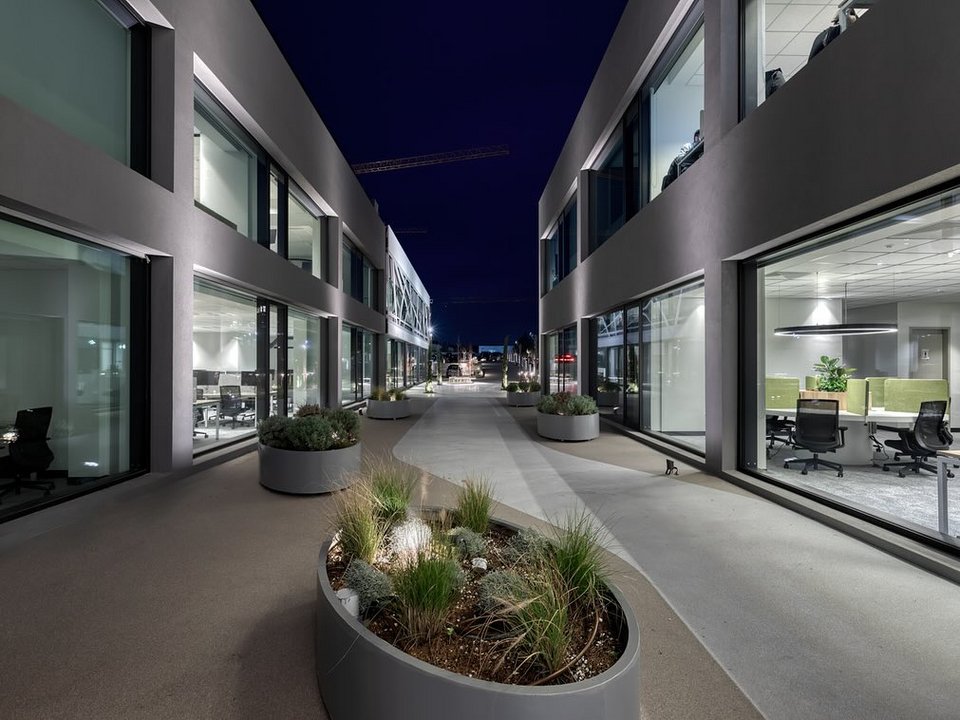 O διάδρομος ανάμεσα στους όγκους των κτιρίων / Φωτογραφία: George Fakaros Photography - Courtesy of TAF | The Architectural Firm