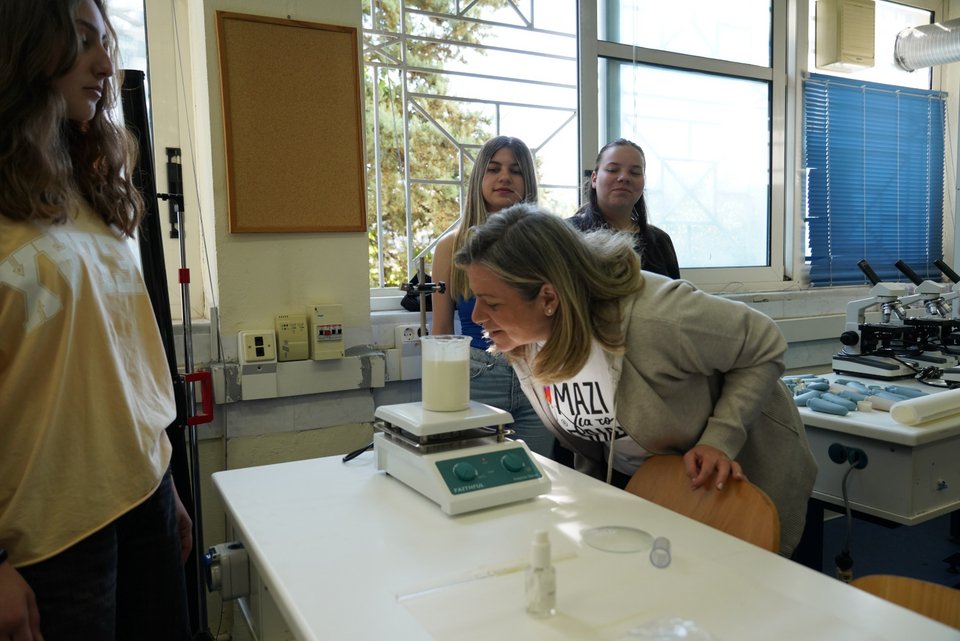 Η κ. Τατιάνα Μουλούλη επισκέφθηκε το σχολείο και είδε από κοντά τους μαθητές και τις μαθήτριες να φτιάχνουν τα καλλυντικά