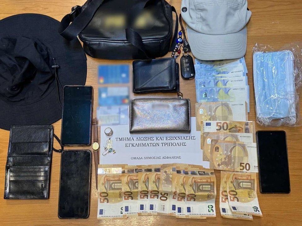 Όσα κατάσχεσαν οι Αρχές κατά τις τρεις συλλήψεις για την κλοπή πορτοφολιών στην Τρίπολη / Φωτογραφία: ΕΛΑΣ