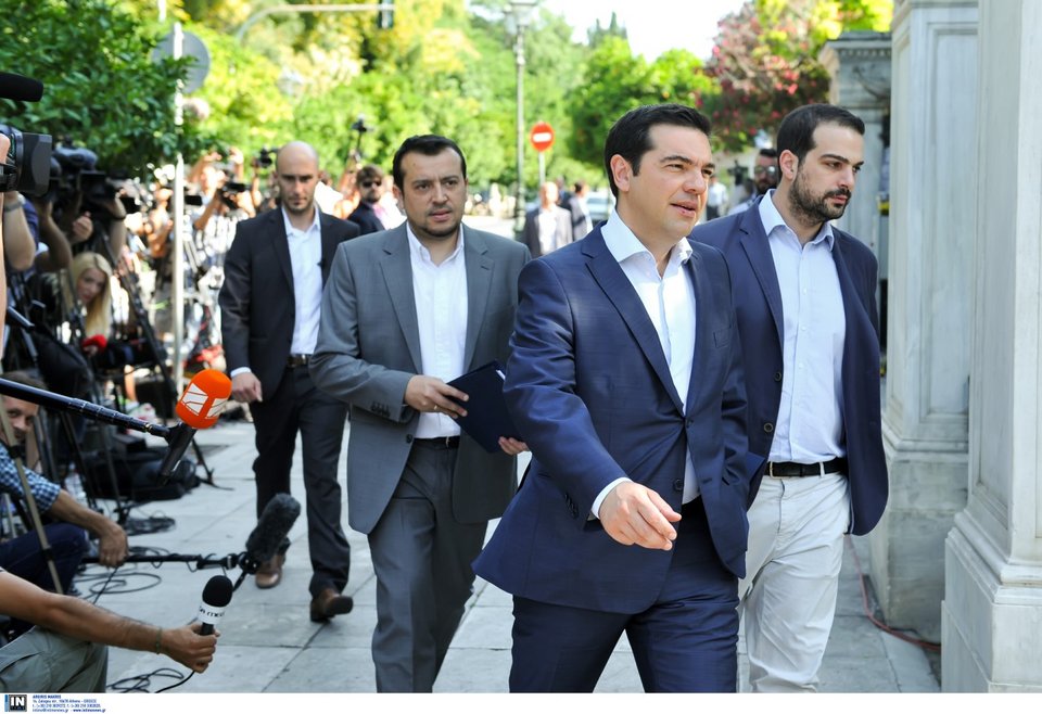 Ο Αλέξης Τσίπρας με Γ. Σακελλαρίδη και Ν. Παππά μπαίνει στο Προεδρικό -Φωτογραφία: Intimenews/ΛΙΑΚΟΣ ΓΙΑΝΝΗΣ