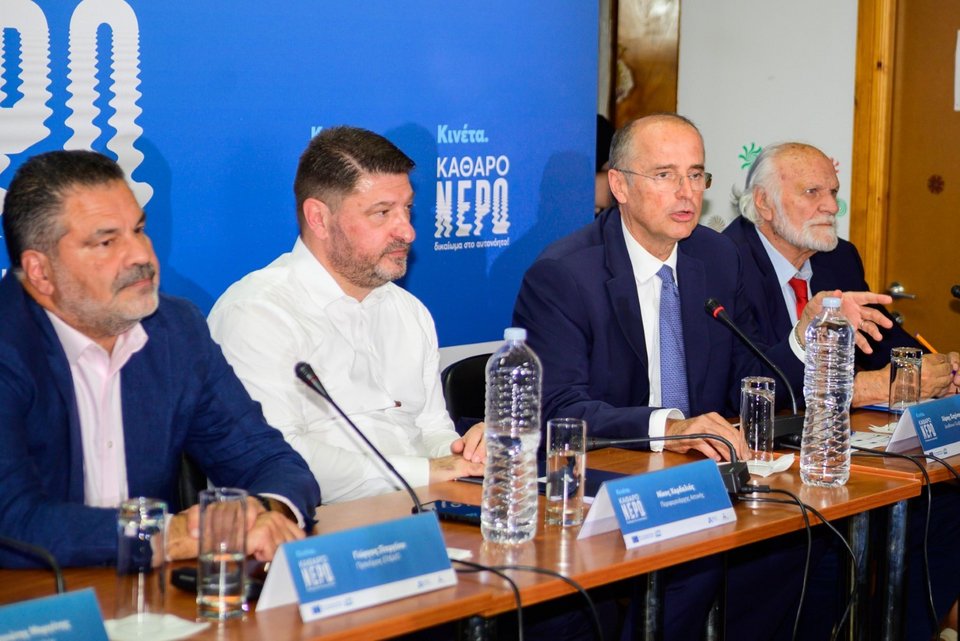 Ο διευθύνων σύμβουλος της ΕΥΔΑΠ, Χάρης Σαχίνης, μαζί με τους Νίκο Χαρδαλιά και Γιώργο Στεργίου