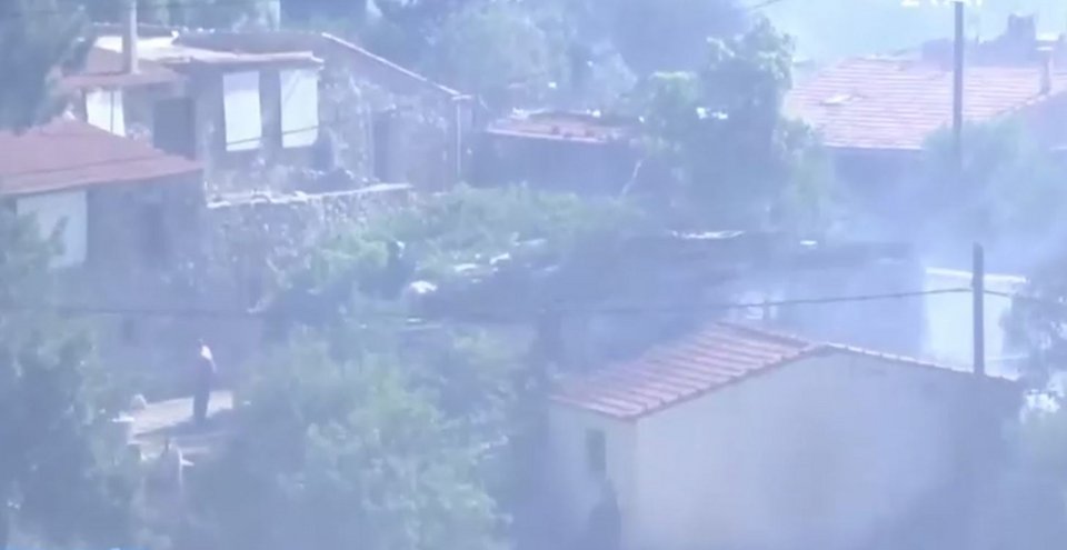 Η φωτιά καίει σπίτια στον οικισμό Παφυλίδα / ΣΚΑΪ / Glomex