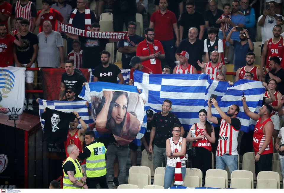 Το πανό με τη Λένα Ζευγαρά των οπαδών του Ολυμπιακού / Φωτογραφία INTIME
