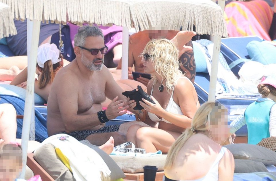 Χαλάρωμα στις ξαπλώστρες για την Ελεωνόρα Ζουγανέλη και τον Νίκο Συρίγο