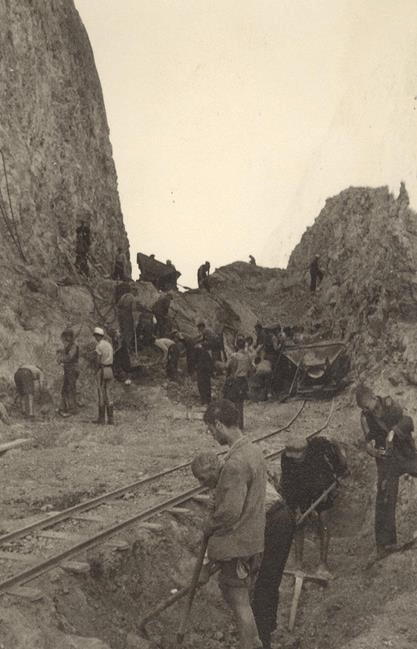 Από το εργοτάξιο στην Καρυά το 1943. Το βουνό κόβεται και ένα τεχνητό φαράγγι δημιουργείται