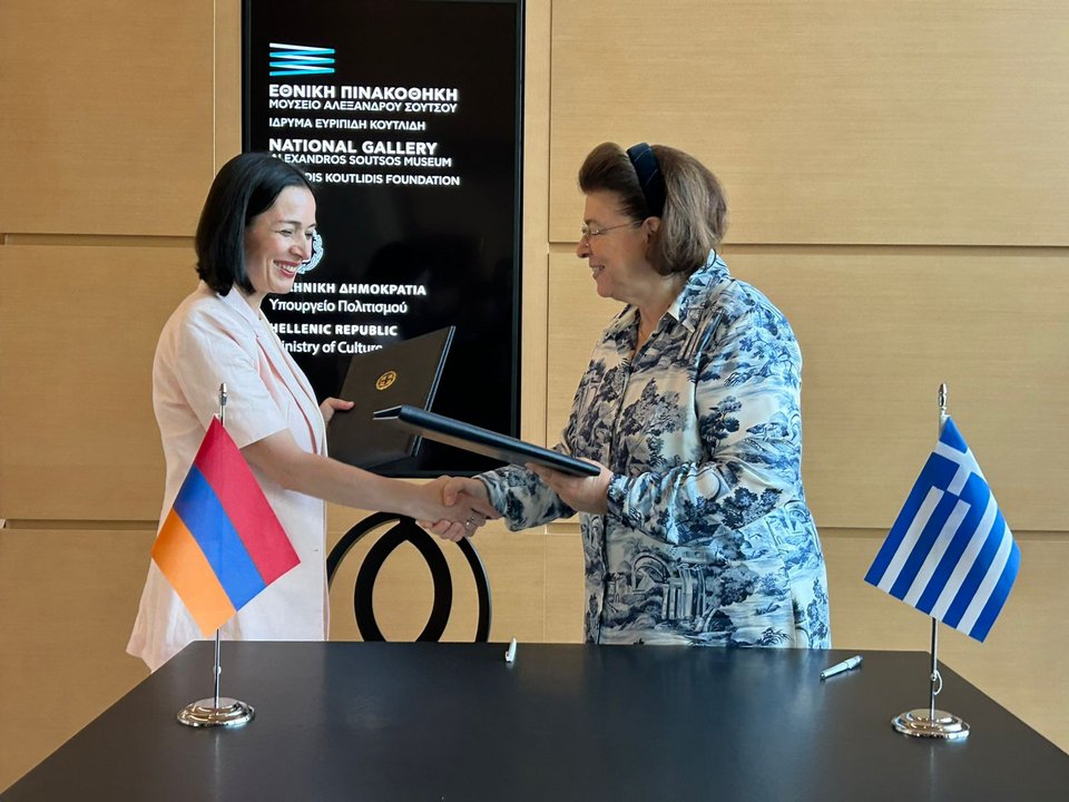 Η Λίνα Μενδώνη με την Zhanna Andreasyan μετά την υπογραφή τεσσάρων σημαντικών Συμφωνιών Συνεργασίας