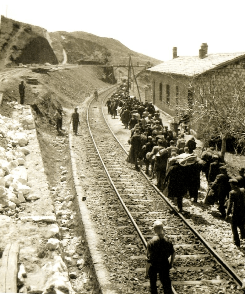 Οι Εβραίοι το μεσημέρι της 20ης Απριλίου. Μπροστά ο στατοπεδάρχης της Todt