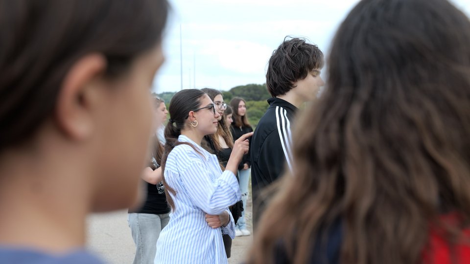 Η παράσταση βασίζεται σε στοιχεία της λαϊκής παράδοσης, σε τοπικούς μύθους και τελετουργικές πρακτικές