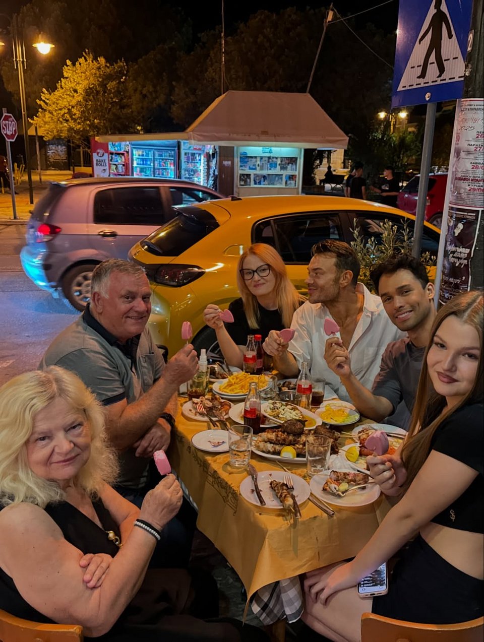 Το ζευγάρι με οικογένεια και φίλους