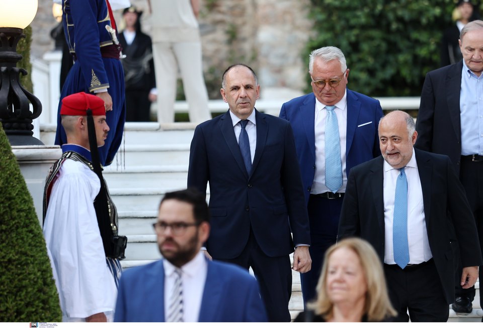 Ο υπουργός Εξωτερικών, Γιώργος Γεραπετρίτης, και δίπλα του ο ευρωβουλευτής της ΝΔ Δημήτρης Τσιόδρας