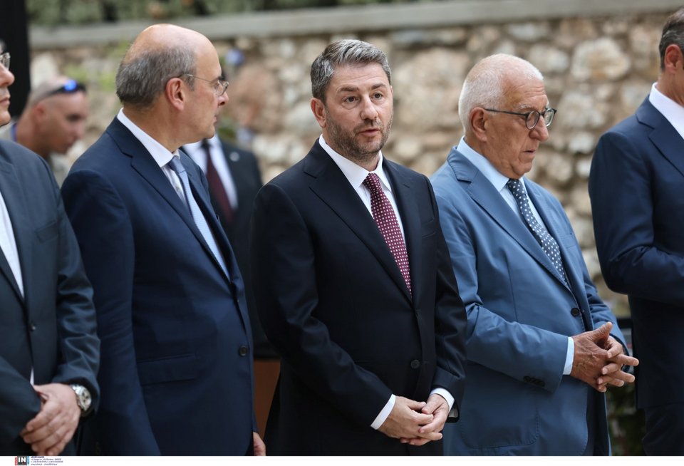 Ο Νίκος Ανδρουλάκης συζητά με τον Κωστή Χατζηδάκη