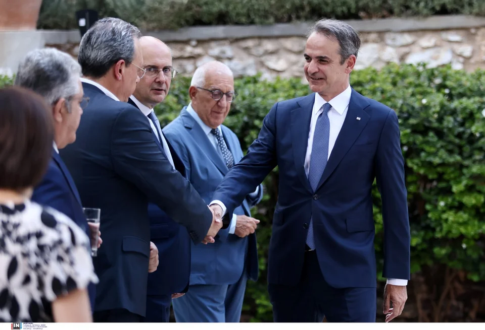 Ο πρωθυπουργός Κυριάκος Μητσοτάκης χαιρετά τον Σωκράτη Φάμελλο