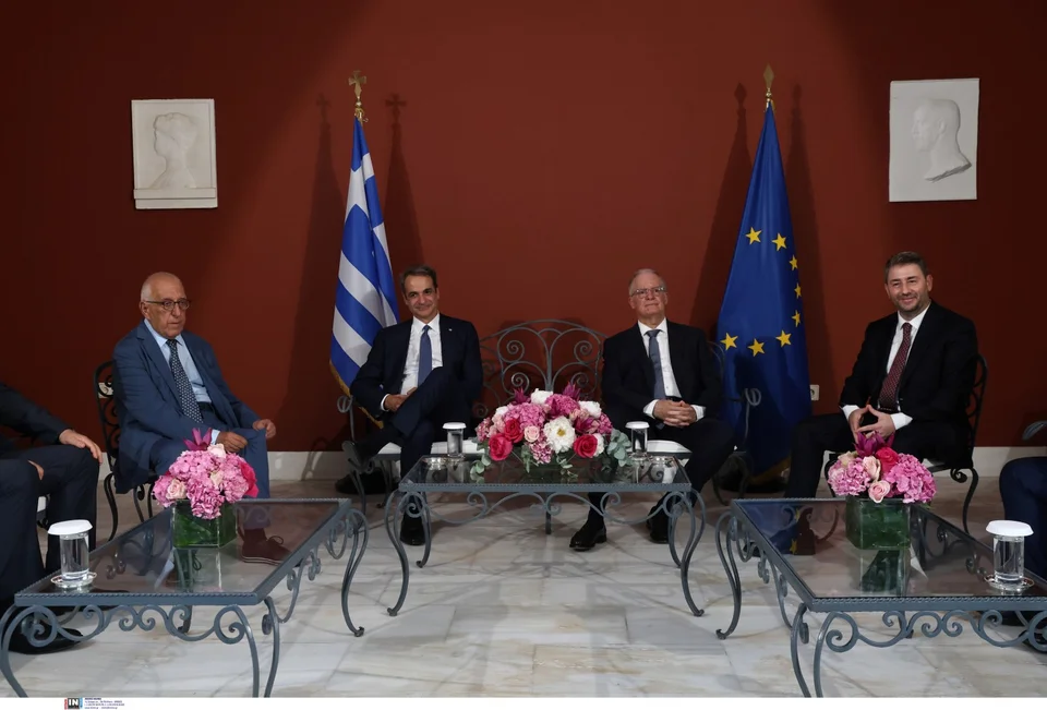 Οι πολιτικοί αρχηγοί με τον Πρέδρο της Δημοκρατίας Κωνσταντίνο Τασούλα και τον Πρόεδρο της Βουλής Νικήτα Κακλαμάνη