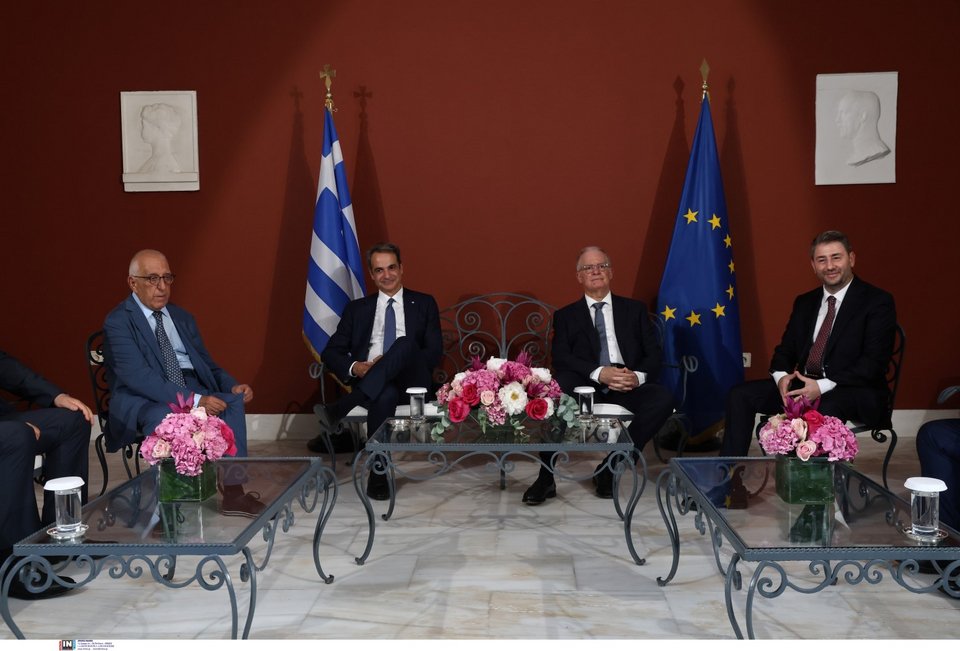 Οι πολιτικοί αρχηγοί με τον Πρέδρο της Δημοκρατίας Κωνσταντίνο Τασούλα και τον Πρόεδρο της Βουλής, Νικήτα Κακλαμάνη