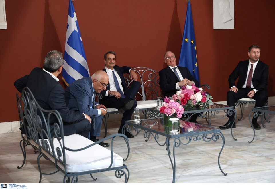 Οι πολιτικοί αρχηγοί με τον Πρόεδρο της Δημοκρατίας Κωνσταντίνο Τασούλα και τον Πρόεδρο της Βουλής Νικήτα Κακλαμάνη στο κιόσκι