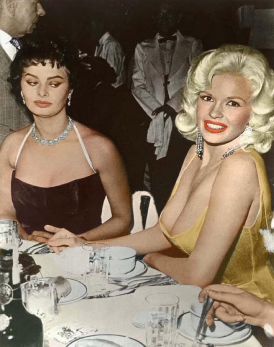Το 1957, σε ένα δείπνο στο εστιατόριο Romanoff’s του Μπέβερλι Χιλς, η φωτογραφική μηχανή απαθανάτισε μια στιγμή που έμελλε να γραφτεί στην ιστορία του Χόλιγουντ / WIKIPEDIA