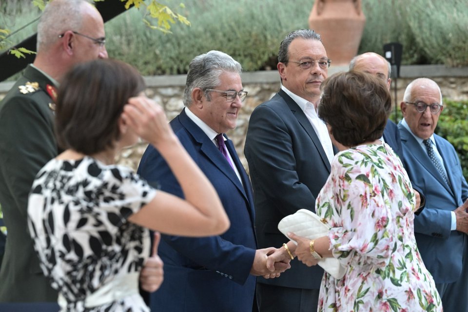 Ο γενικός γραμματέας του ΚΚΕ Δημήτρης Κουτσούμπας χαιρετά την Άννα Παναγιωταρέα