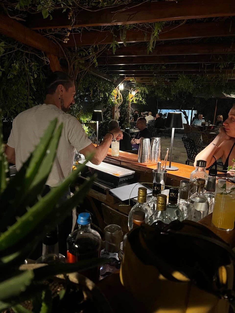 To μπαρ του farm-to-table εστιατορίου «Το Περιβόλι στη Βάρη» / Φωτογραφία: perivolivari/Instagram