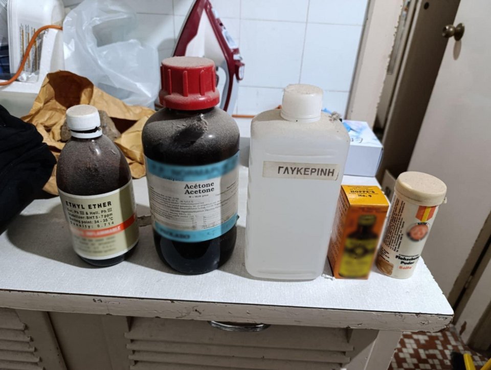 Yλικά κατασκευής όπλων και ρουκέτες κατέσχεσε η Αστυνομία από τον ηλικωμένο στη Θεσσαλονίκη / Intime