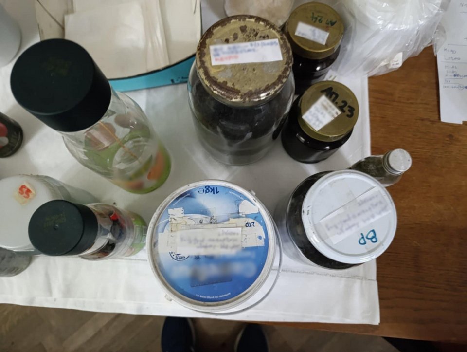 Yλικά κατασκευής όπλων και ρουκέτες κατέσχεσε η Αστυνομία από τον ηλικωμένο στη Θεσσαλονίκη / Intime