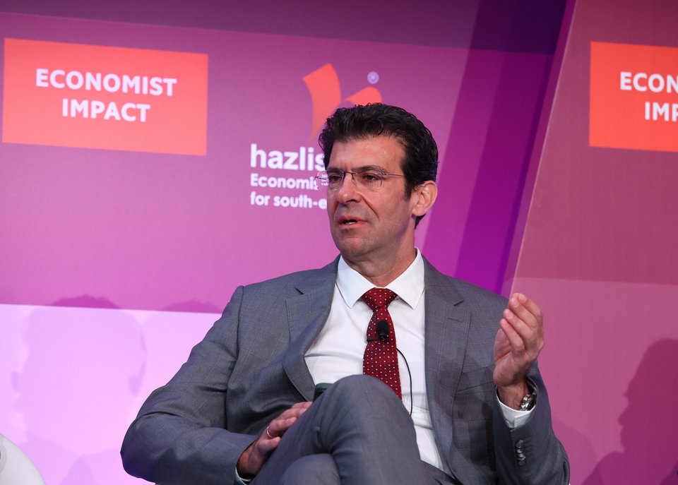 Ο κ. Αλέξανδρος Μάνος από το βήμα του 29th Annual Economist Government Roundtable