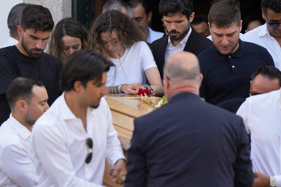 Η Ρούτε δίπλα στο φέρετρο του Ζότα