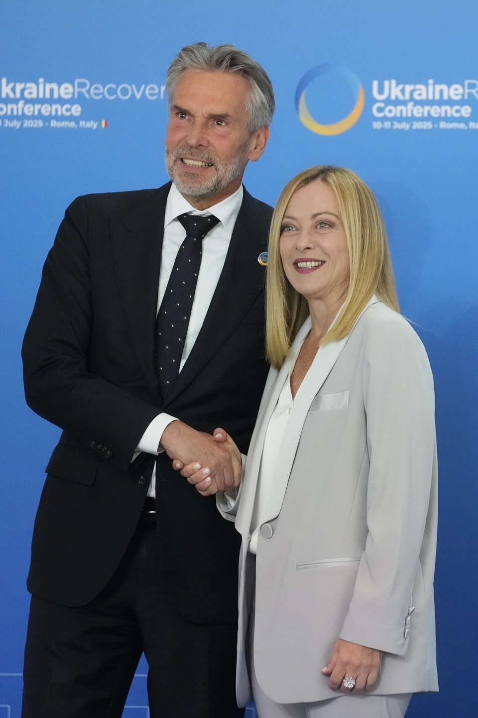Η Μελόνι με τον Ολλανδό πρωθυπουργό Ντικ Σκουφ