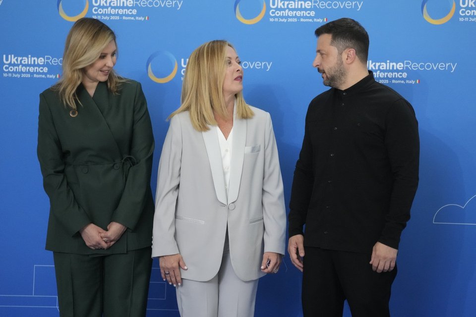 Από αριστερά η Ολένα Ζελένσκα και δεξιά της Μελόνι ο Βολοντίμιρ Ζελένσκι