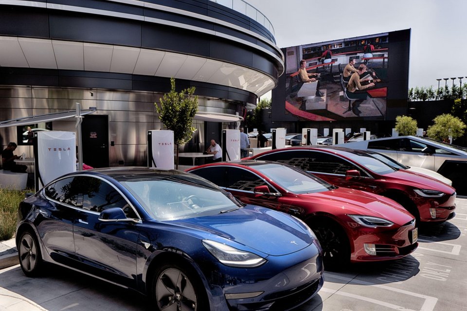 Tesla φορτίζουν έξω από το diner