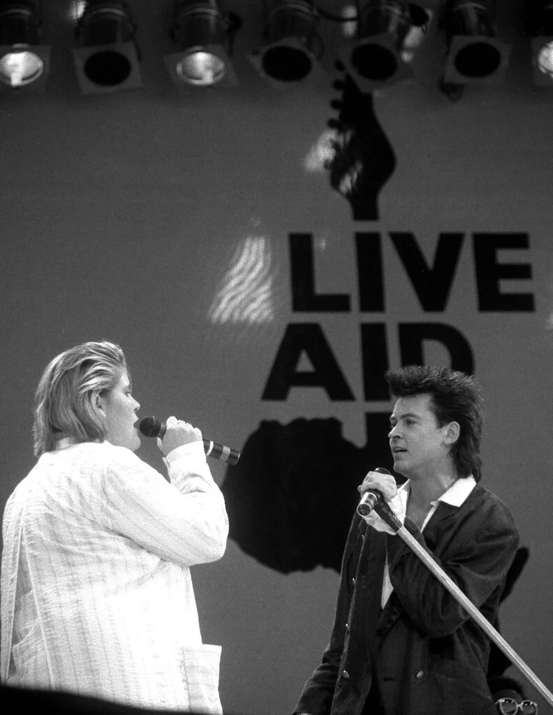 Η Alison Moyet με τον Paul Young στη σκηνή του Live Aid στις 13 Ιουλίου 1985 
