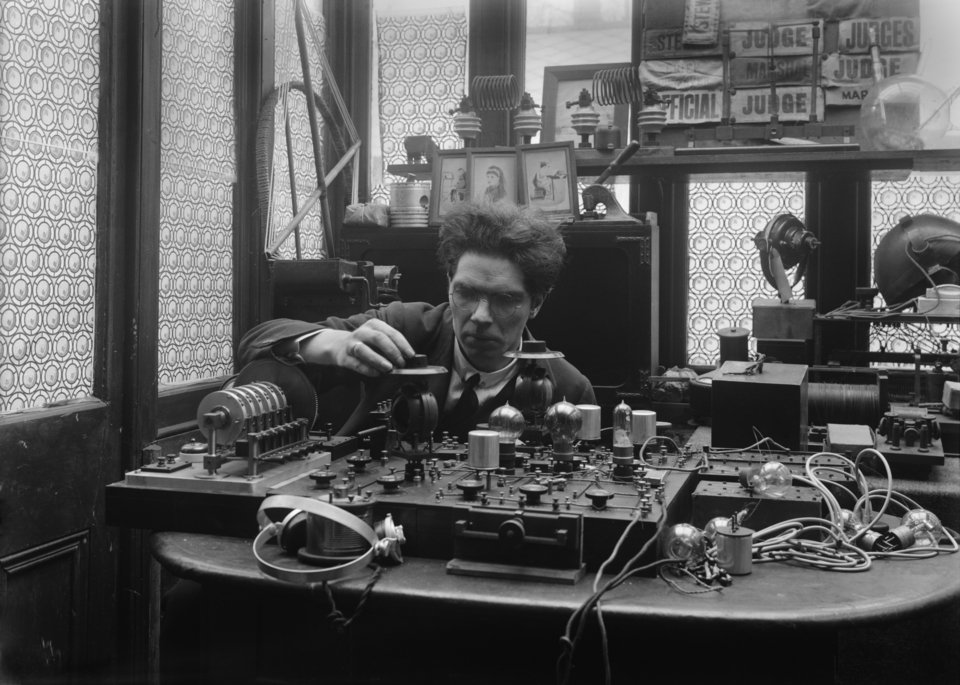 Ο Άγγλος εφευρέτης και φυσικός Archibald Montgomery Low (1888 - 1956) κατά την εργασία του στο εργαστήριό του, 1919 /