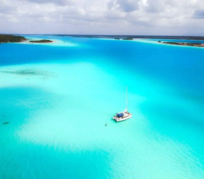Αυτή η ποικιλία χρωμάτων οφείλεται στις διαφορές στο βάθος, στην καθαρότητα του νερού και στο ασβεστολιθικό υπόβαθρο / SHUTTERSTOCK