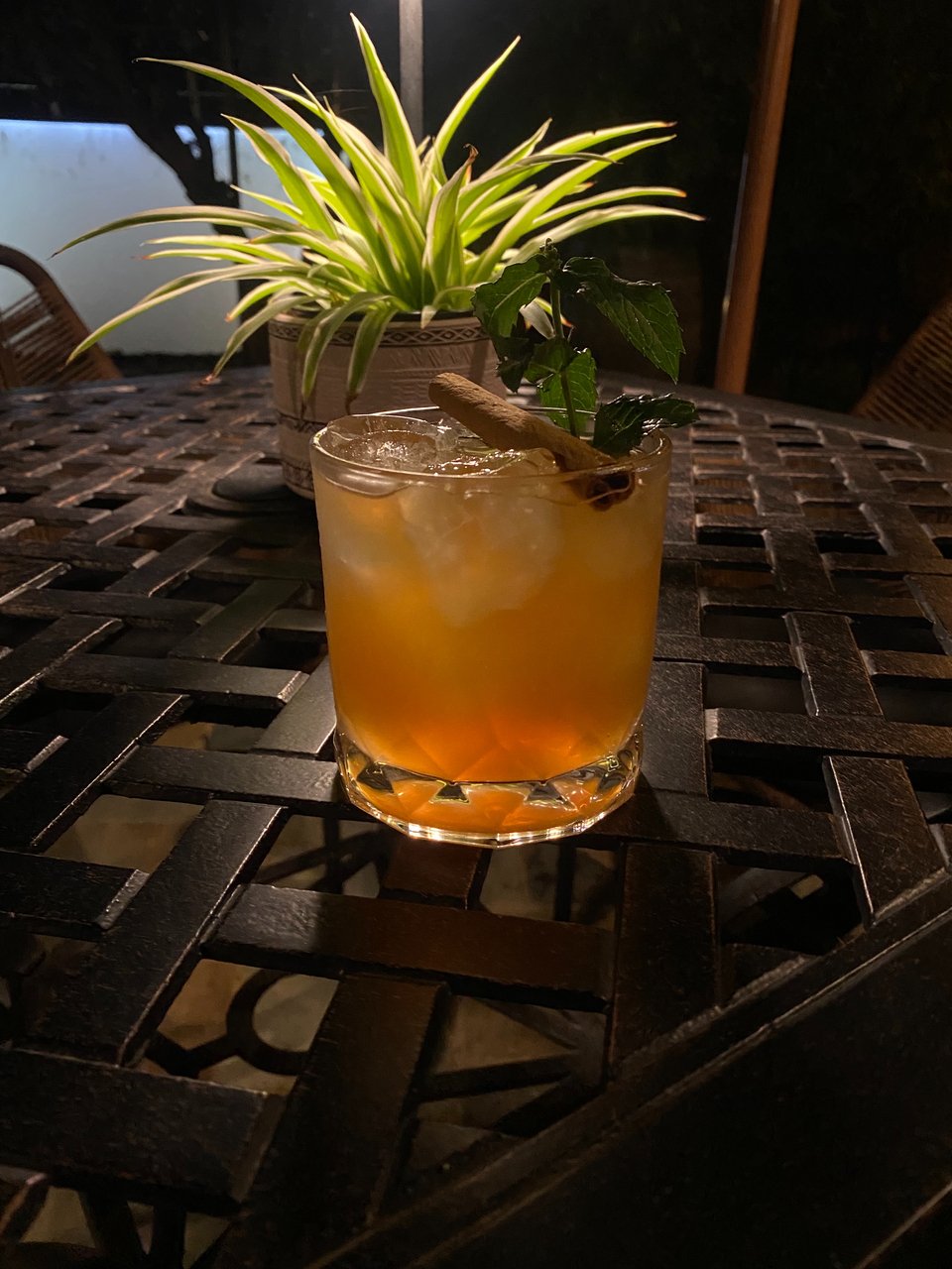 Τo νέο μενού του μπαρ «Το Περιβόλι στη Βάρη» διαθέτει έξι signature Περιβολίσια κοκτέιλ, δύο mocktails και τα κλασικά κοκτέιλ / Φωτογραφία: perivolivari/Instagram