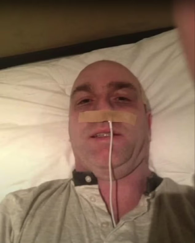 Ο DJ Carey, έβαλε καλώδιο iPhone στη μύτη και συγκίνησε το κοινό προσποιούμενος ότι έχει καρκίνο