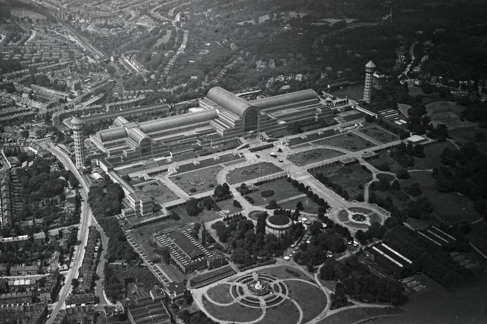 Το γεγονός ότι το τεράστιο αυτό κτίριο κατασκευάστηκε σε μόλις εννέα μήνες θεωρήθηκε ένα αρχιτεκτονικό και τεχνολογικό θαύμα της εποχής / WIKIPEDIA