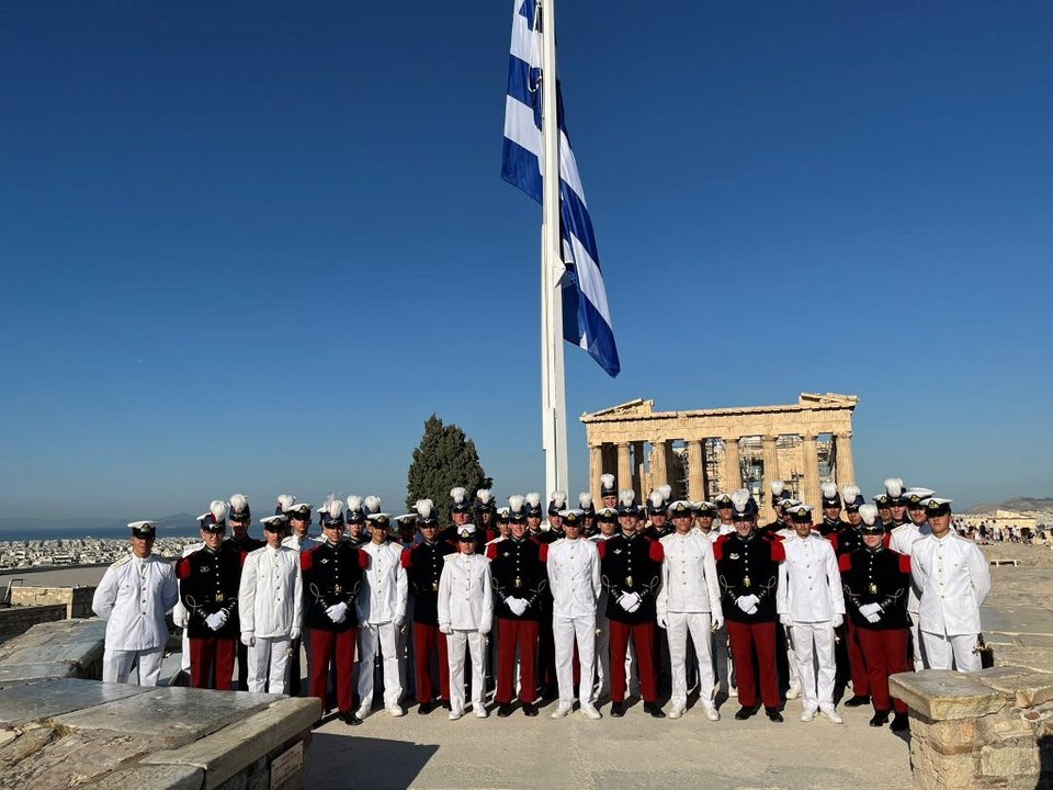 Οι αντιπροσωπείες της γαλλικής στρατιωτικής ακαδημίας και της Σχολής Ευελπίδων στον βράχο της Ακρόπολης / Εικόνα: ΓΕΣ