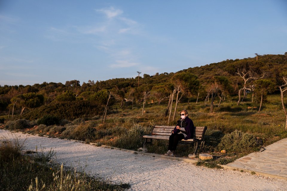 Ηλικιωμένη γυναίκα κάθεται σε παγκάκι / SOOC