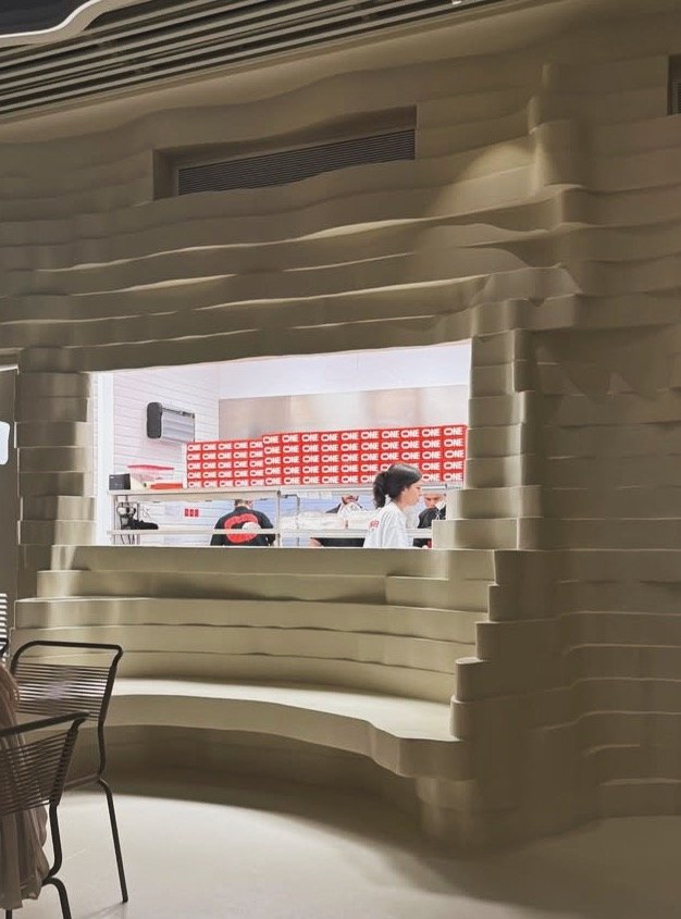 Η κουζίνα είναι επενδυμένη από αυτό το υλικό σαν κόριαν / Φωτογραφία: oneburgerworldwide/Instagram