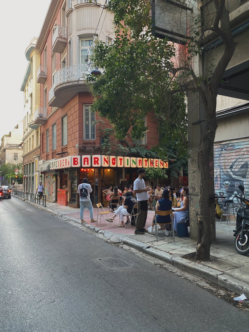 To μπαρ Ideal όπως φαίνεται από τη Ζωοδόχου Πηγής / Φωτογραφία: Μάνος Λειβαδάρος/iefimerida