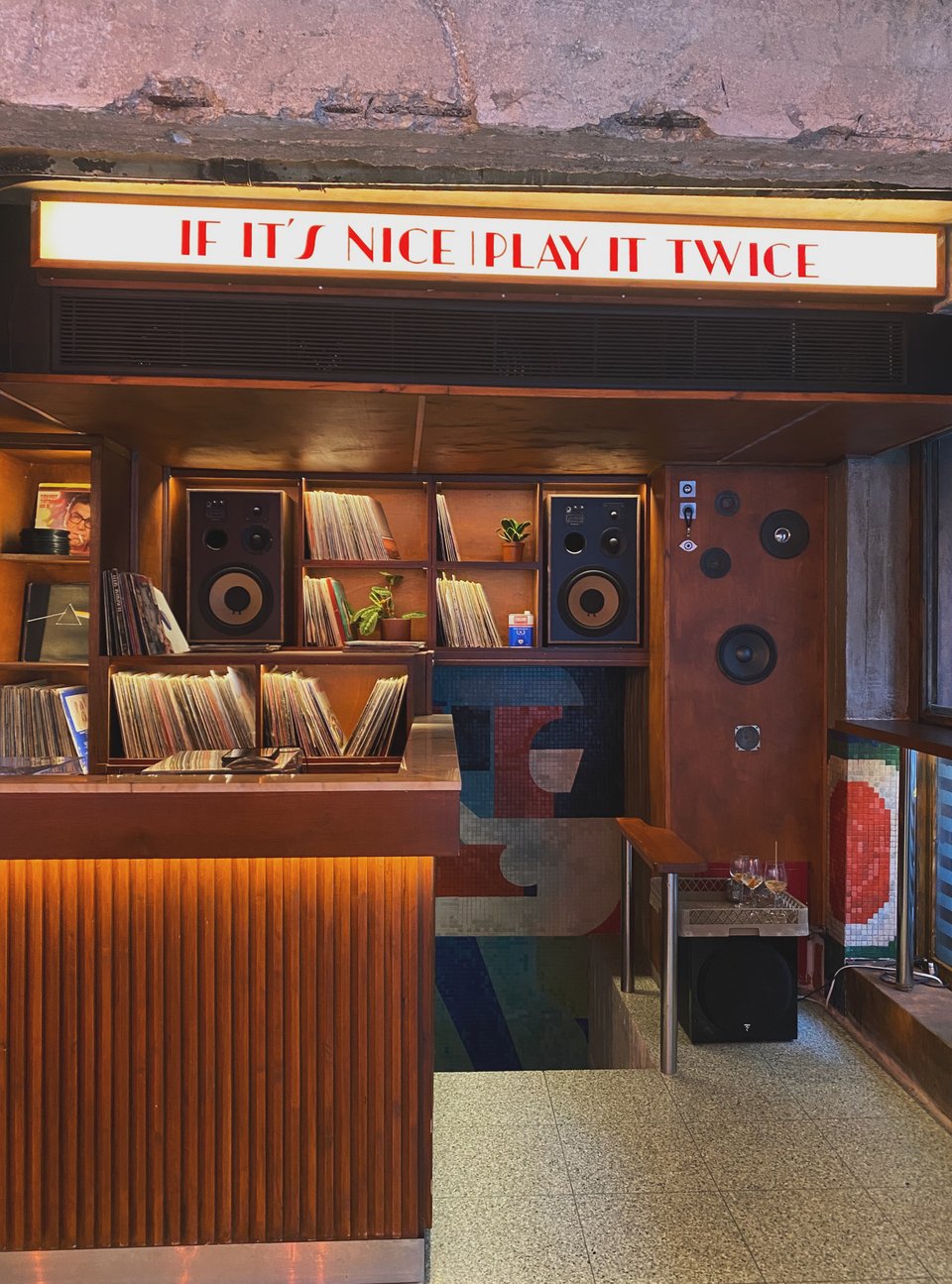 Ο αναλογικός ήχος ενός listening bar / Φωτογραφία: Μάνος Λειβαδάρος/iefimerida