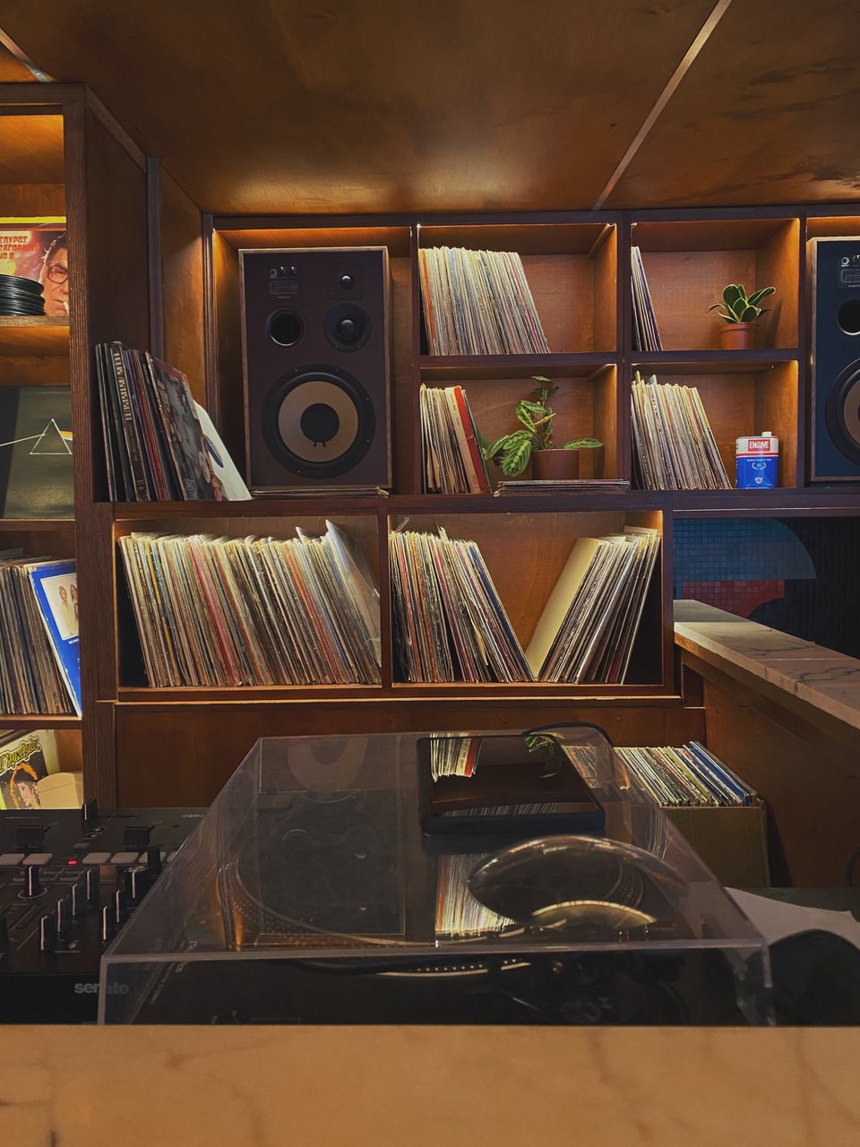 Το πικάπ και τα βινύλια δεσπόζουν στον εσωτερικό χώρο του μικρού μπαρ Ideal / Φωτογραφία: Μάνος Λειβαδάρος/iefimerida