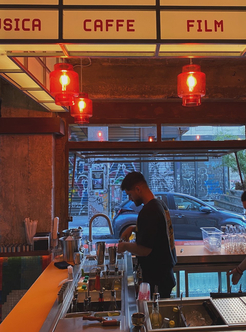 Το μπαρ του Ideal / Φωτογραφία: Μάνος Λειβαδάρος/iefimerida 