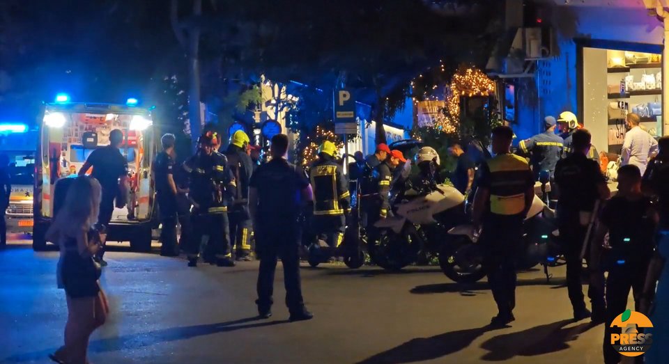 Το σημείο που εγινε το τροχαίο στο Κολωνάκι οπου τζιπ προσέκρουσε σε εστιατόριο