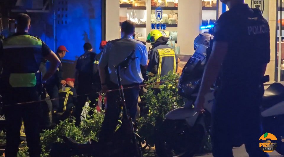 Το σημείο που εγινε το τροχαίο στο Κολωνάκι οπου τζιπ προσέκρουσε σε εστιατόριο