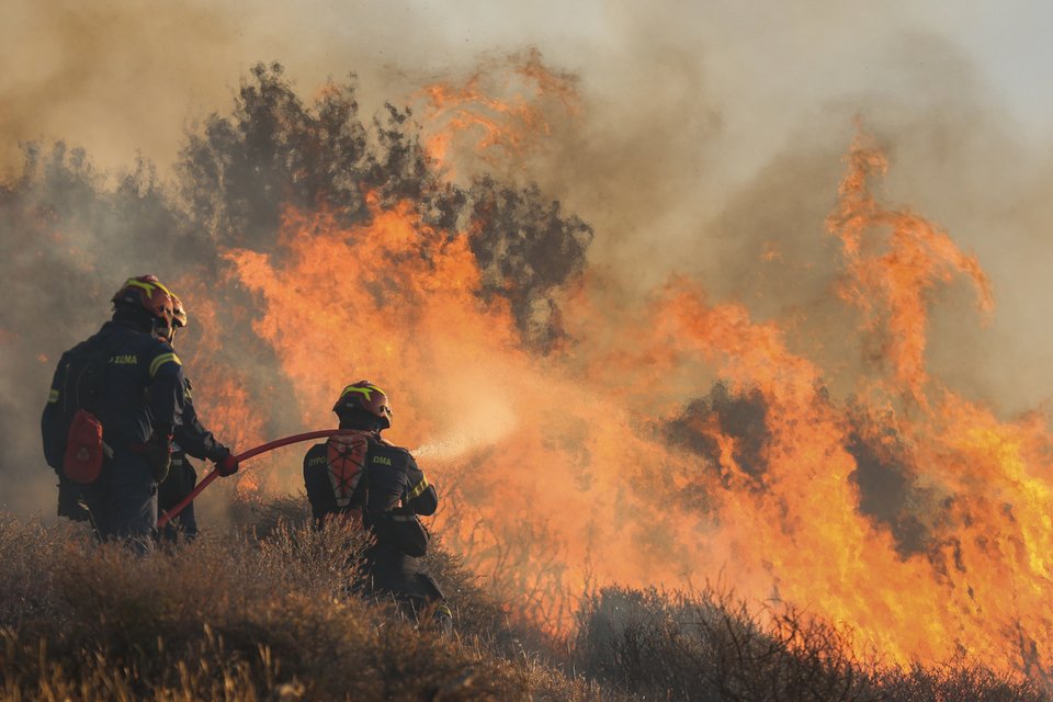 Πυροσβέστες παλεύουν με τις φλόγες στην Ιεράπετρα / ΣΤΕΦΑΝΟΣ ΡΑΠΑΝΗΣ, EUROKINISSI