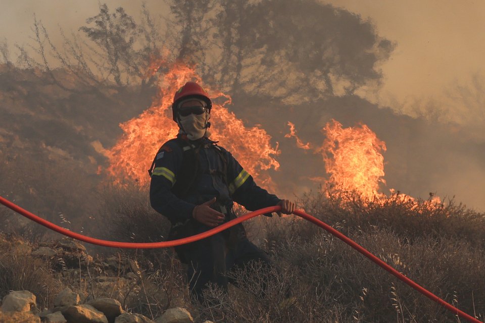 Πυροσβέστης παλεύει με τις φλόγες στην Ιεράπετρα / ΣΤΕΦΑΝΟΣ ΡΑΠΑΝΗΣ, EUROKINISSI