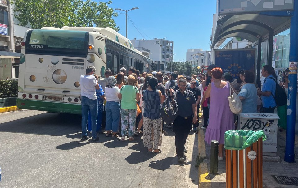 Πολύς κόσμος συγκεντρωμένος σε στάση του λεωφορείου στη Νέα Ιωνία / intime